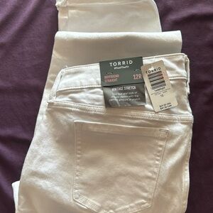 Size 12 women’s white torrid boyfriend straight jeans